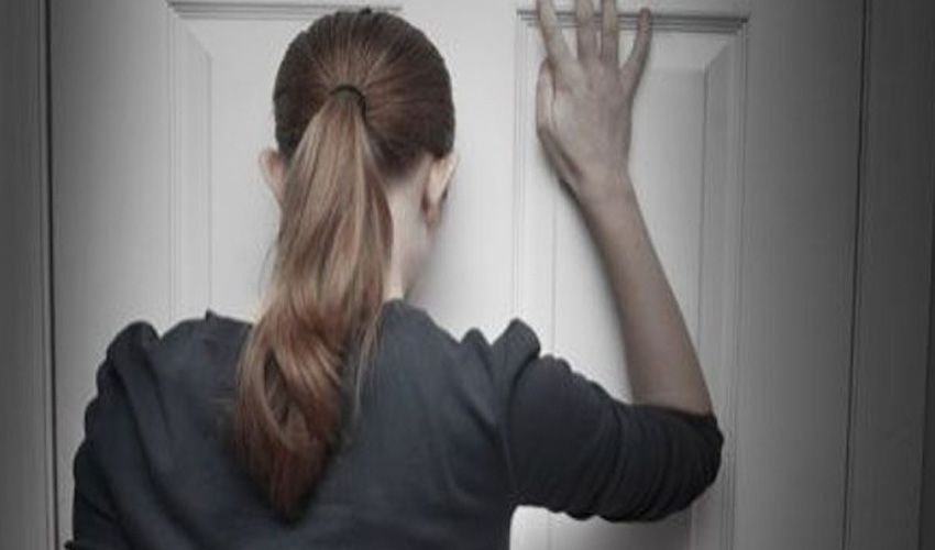 Bewoner van Breda wacht voor een deur die achter hem dichtviel Bewoner van Breda wacht voor een deur die achter hem dichtviel